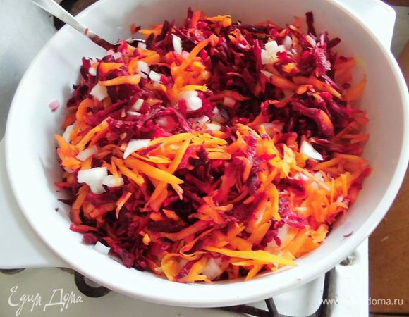 В сковороду или кастрюлю налить 50 мл воды, добавить подготовленные овощи (кроме чеснока), перемешать. Накрыть крышкой и оставить тушиться на сильном огне. Время от времени помешивать овощи. Если нужно, добавить еще воды. Я потом немного убавила огонь. Добавить молотый перец и соль по вкусу. При желании можно добавить каких-то сухих травок (я не добавляла).