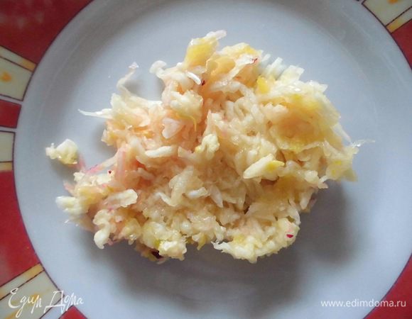 Чеснок очистить и натереть на мелкой терке. Чеснока советую добавлять побольше! Он тут очень уместен. В первый раз я добавила 1 крупный зубчик, потом пришлось добавлять еще уже в готовую свеклу. В этот раз я сразу брала 2, 5 крупных зубчика. Когда овощи будут практически готовыми, добавить чеснок. По кухне пойдет необыкновенный аромат, который мне напомнил гренки с чесноком. Снова перемешать и оставить тушиться до готовности. Всего они тушились где-то 20 минут.