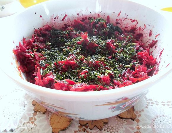 Готовую свеклу отключить, добавить нарезанный укроп (у меня замороженный). 