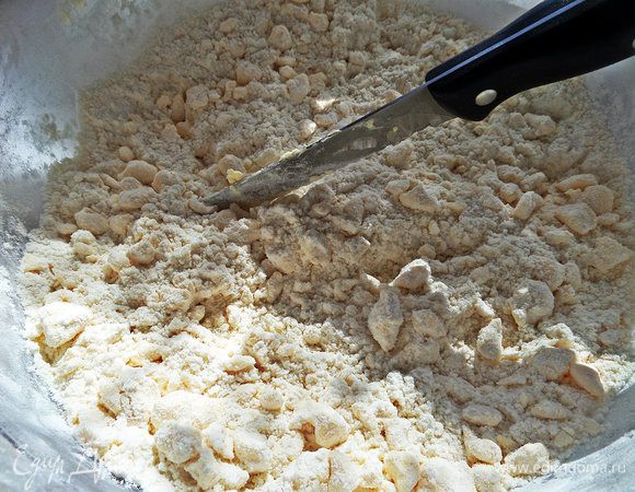 Маргарин должен быть только что из холодильника. Рубим ножом с закруглённым кончиком.