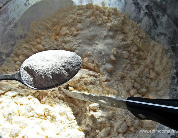 Добавим разрыхлитель, 2 ложки без горки или соду, но меньше. Продолжаем рубить, чем мельче, тем лучше!