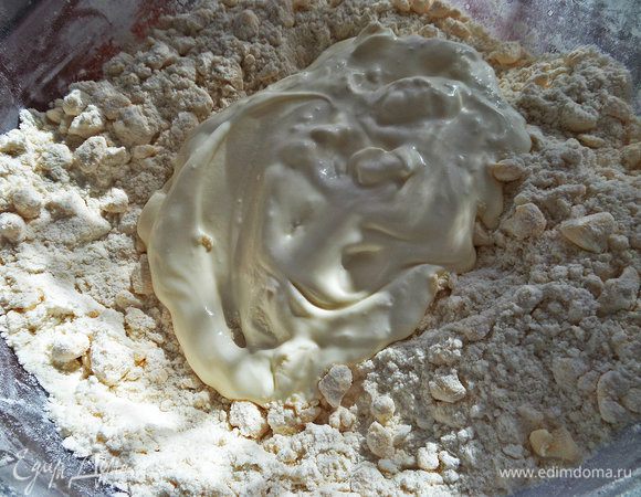 Вливаем сметану любой жирности (только количество муки будет меняться от густоты сметаны).