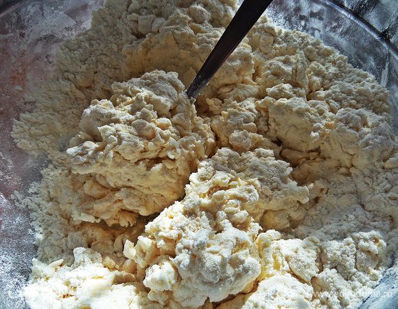 Перемешиваем уже ложкой.