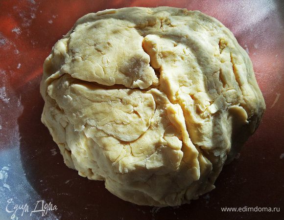 Пока не получится вот такой колобок и не будет отходить от стенок посуды. Убираем тесто в холодильник. Можно хоть на ночь,только под плёнкой!