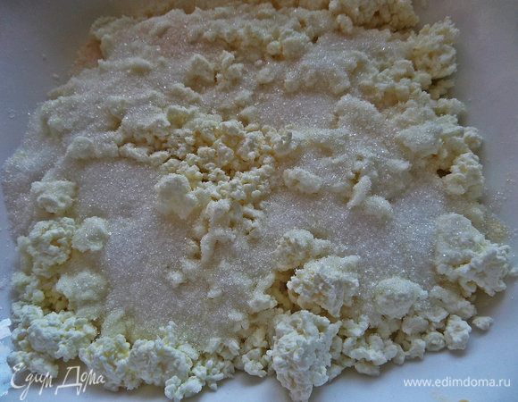 Для начинки творог (лучше сухой!) посыпаем сахаром.