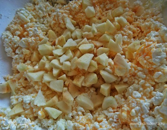 Ещё небольшое яблочко очистила от шкурки и покрошила мелко.