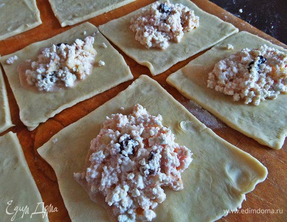 На каждый квадратик в центр кладем ложку начинки.
