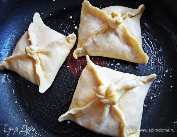 Подбираем уголки к центру, концы перекручиваем вокруг оси, а потом защипываем швы плотно, уголки слегка приподнять. Кто хочет более подробно посмотреть процесс, снова отправляю в свой рецепт: http://www.edimdoma.ru/retsepty/44247-yablochki-v-platochkah-mk-po-zavyazyvaniyu-platochkov