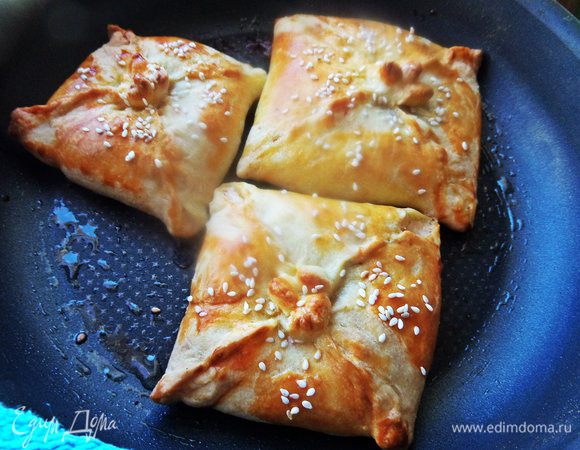 Посыпаем каждый конвертик кунжутом и выпекаем минут 15 при 180 градусах.
