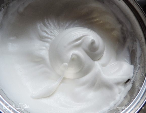 Взбиваем яичные белки до устойчивых пиков (проверочный тест - масса не должна выпадать из перевернутой миски). Затем, не переставая взбивать, постепенно тонкой струйкой всыпаем сахар и снова взбиваем до получения глянцевой блестящей массы с устойчивыми пиками. Убираем взбитые белки в холодильник.