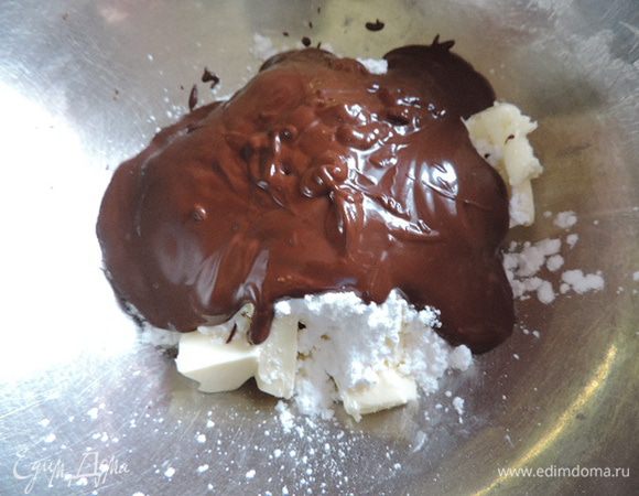 В миску сложить размягченное при комнатной температуре сливочное масло, растопленный черный шоколад (у меня обычный черный, но в ингредиентах можно выбрать только горький).
