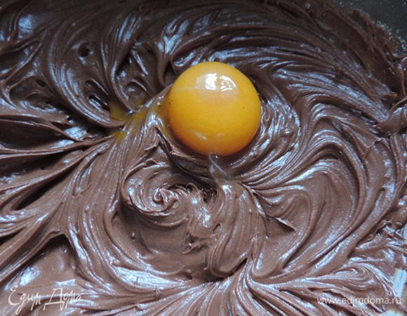 Теперь по одному добавляем желтки, и после каждого взбиваем до полной однородности массы не меньше минуты.