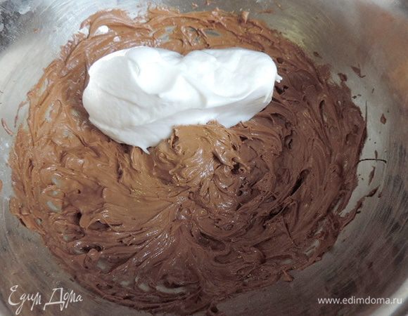 Теперь в три приема добавляем взбитые белки.