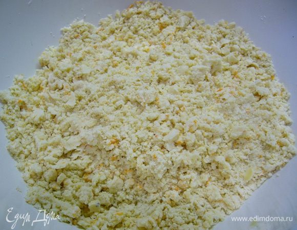 Апельсин хорошенько вымыть, высушить. Снять с него цедру.
В миску просеять муку, разрыхлитель, соль. 
Добавить цедру и оливковое масло, перемешать. Получится крошка.
