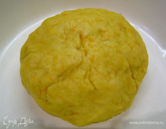 Влить апельсиновый сок (я брала готовый, из коробки). Замесить тесто.
Вот такой ярко-желтый колобок получается. Завернуть его в пищевую пленку и убрать в холодильник на 30 мин.
