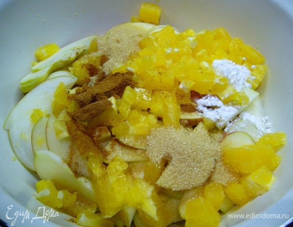 За это время приготовить начинку.
Яблоки разрезать на четвертинки, удалить сердцевину, четвертинки нарезать тонкими пластинами. Полить лимонным соком, чтобы не потемнели.
Апельсин освободить от кожи и белой пленки, вырезать мякоть, нарезать ее кубиками.
Добавить корицу, крахмал, коричневый сахар, перемешать.
