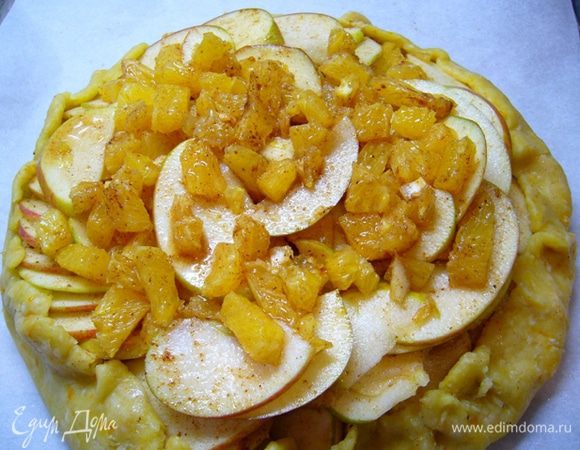 На бумаге для выпечки раскатать в круг тесто. Перенести на противень.
Выложить начинку, оставляя края свободными (сок из миски, в которой была начинка, тоже вылить в начинку).
Сформировать бортики.
Духовка должна быть разогрета до 190 градусов. Выпекать 50 мин. Ориентируйтесь по своей духовке.
