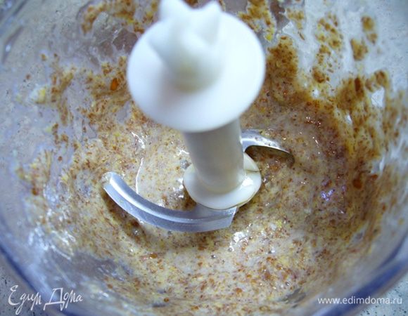 Льняное себя вместе с водой взбить в чаше блендера.