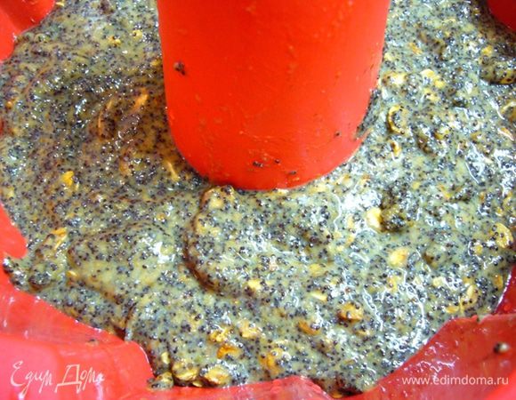 Получится тягучее тесто. Перелить тесто в форму. Выпекать при температуре 190 градусов до готовности (в моем случае минут 40).
