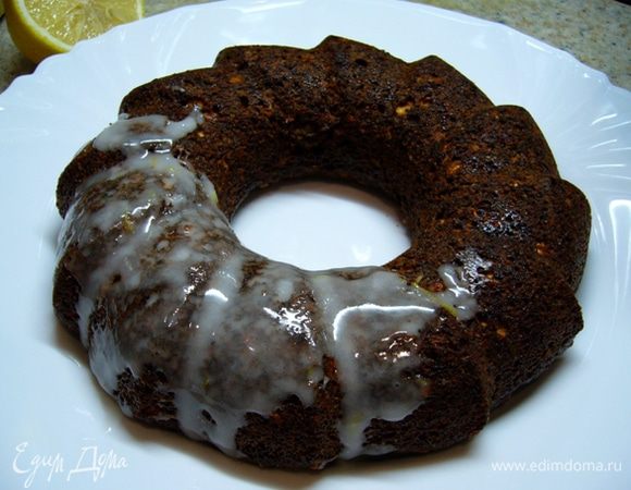 Остудить. Приготовить глазурь из сахарной пудры, цедры половинки лимона и 2 ст. л. сока лимона. Остывший кекс покрыть глазурью, дать ей застыть.
