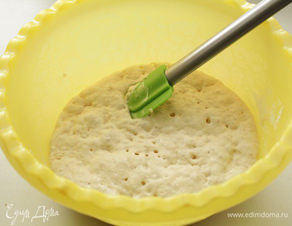 Опара: муку, теплую воду (30-35 грамм), дрожжи перемешать, накрыть крышкой и оставить бродить 2-3 часа.