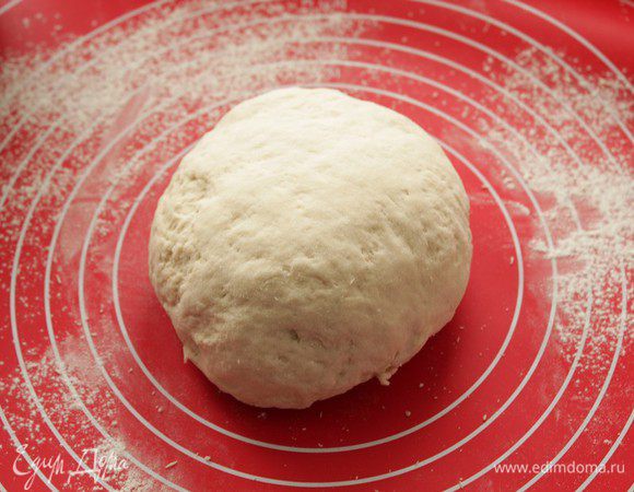 К опаре, просеиваем муку, добавляем воду, вымешиваем в течение 4-8 минут до слабого развития клейковины. Тесто должно получиться средней консистенции, не липкое. Накрываем, оставляем тесто бродить 1 час. 