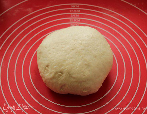 Формируем батон: сформировать шар, загибая края к середине по кругу.
Затем накрыть и дать отдохнуть минут 10. Тесто стало мягким и эластичным, приятным на ощупь.