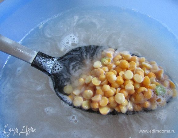 Накануне горох хорошо промыть, залить холодной водой и оставить на ночь.