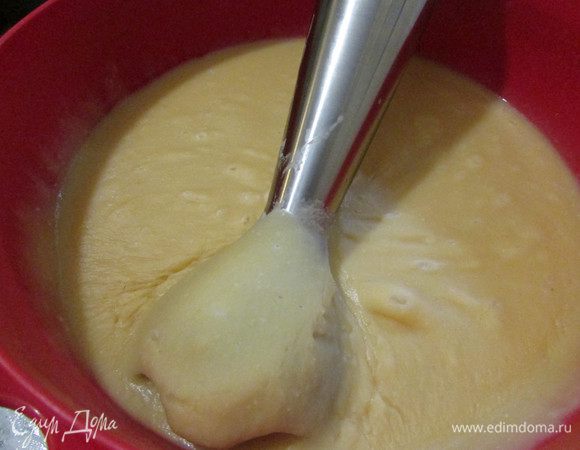 Утром слить воду, горох промыть и снова залить холодной водой, чтобы она покрывала горох примерно на 2 см. Воду подсолить и варить горох до готовности. Затем горячую кашу пюрировать погружным блендером. Пюре накрыть крышкой и оставить остывать.