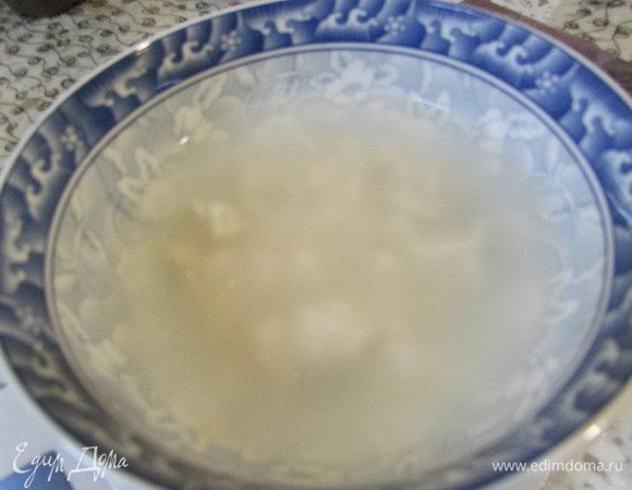 Дрожжи развести в теплой воде, с добавлением сахара.