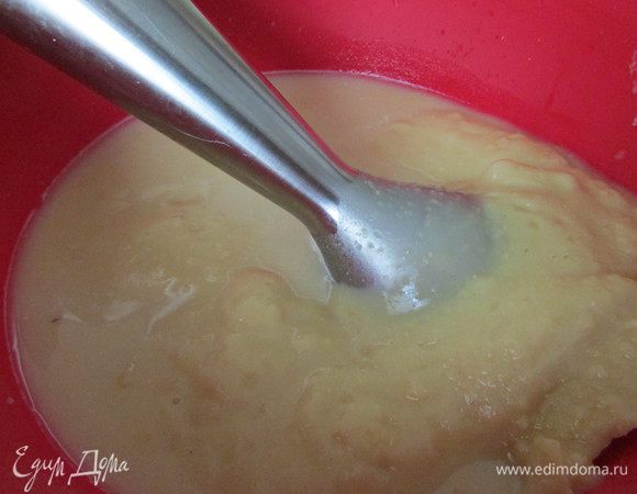 Остывшее гороховое пюре соединить с дрожжевой смесью. Перемешать с помощью блендера.