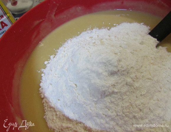 Постепенно добавляя муку, замесить мягкое эластичное тесто.