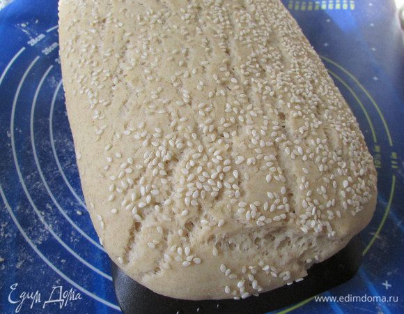 Тесто увеличится в 2 раза. Я немного не угадала с размером формы, надо было взять чуть больше, тесто чуть не убежало. Затем отправить хлеб в разогретую духовку (200 градусов), выпекать 40 минут.