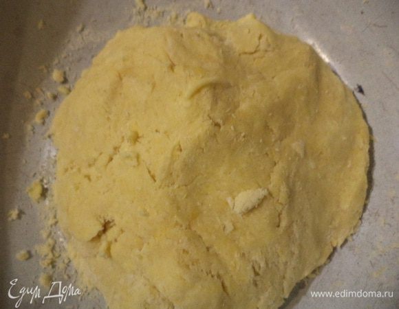 Тесто. Муку перемешать с разрыхлителем и солью. Добавить ванильный и обыкновенный сахар. Охлаждённое сливочное масло натереть на крупной тёрке, порубить ножом в крупную крошку вместе с мукой. 
Добавить яйцо и ледяную воду, замесить тесто. 
Убрать тесто на 1 час в холодильник.