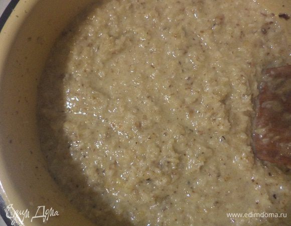 Начинка. В кастрюльке перемешать сливки, сливочное масло (200 гр), сахар и ванильный сахар, поставить на медленный огонь и довести до кипения.
Добавить рубленые орехи и кокосовую стружку, тщательно перемешать и дать слегка остыть.