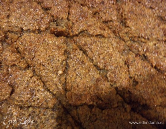 Выпекать при температуре 180 градусов около 40 минут.
Вынуть пирог из духовки, оставить на 20 минут, чтобы он остыл, затем разрезать пирог на квадраты, а квадраты разрезать по диагонали на треугольники.