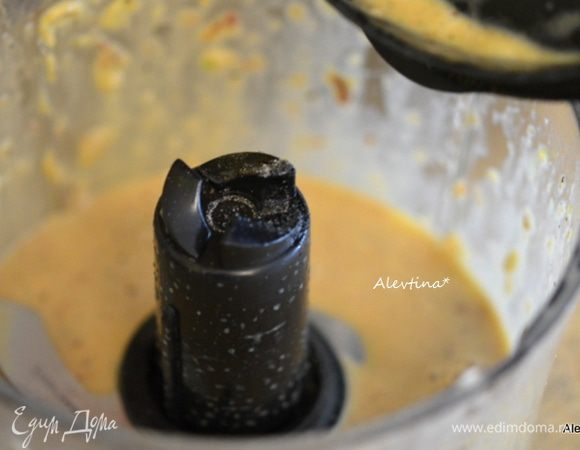 Смешать желток от крупного яйца, горчицу, чеснок, анчоусы, лимонный сок, соль и черный перец в кухонном процессоре (насадка с лезвиями).