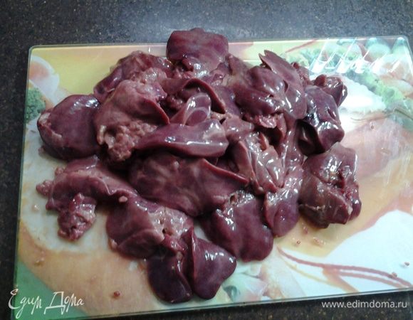 Печень очистить от прожилок, вымыть. Не резать, оставить крупными кусками.