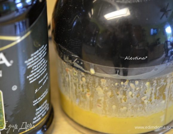 Затем медленно добавить оливковое масло, сыр пармезан. Перемешать в кухонном процессоре в несколько пульсаций.