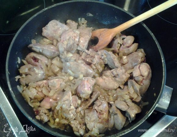 Лук мелко порезать, быстро обжарить с 1 ст.ложкой масла, положить печень. Продолжать обжаривать на среднем огне в течении 5-6 минут. 