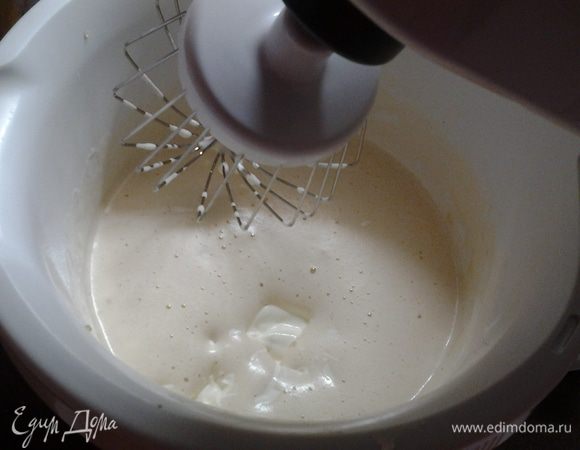 Сухофрукты любые (у меня курага, чернослив, изюм тёмный и белый, клюква) замочить на 1 час в тёплой воде. Просушить, мелко порезать. Яйца взбить с сахаром и ванильным сахаром.