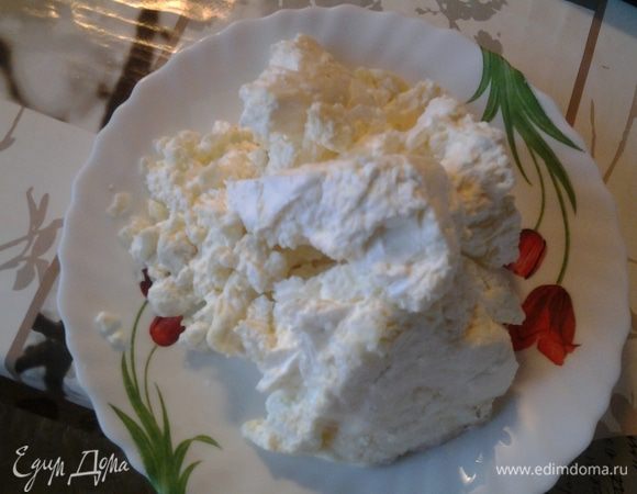 В кефир добавить соду, перемешать, оставить на 10 минут. Творог лучше брать мокрый и без крупинок. Если всё таки творог крупинками, протереть его через сито.