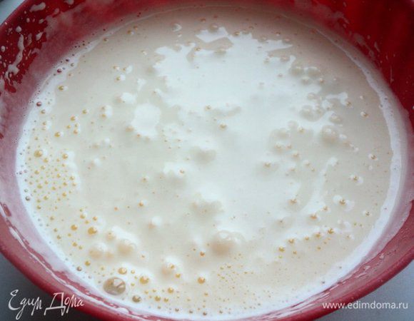 Соединить яйца с сахаром и взбивать миксером, постепенно увеличивая скорость, в течение 10 минут. В конце влить тонкой струйкой растительное масло.