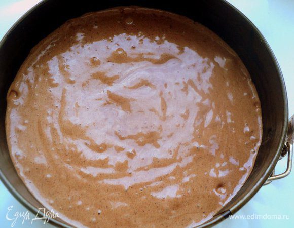 Муку смешать с какао, крахмалом и разрыхлителем теста. Ввести в несколько приемов мучную смесь в яичную, осторожно размешивая лопаткой снизу вверх. Форму 20 см застелить бумагой для выпечки, смазать маслом. Вылить тесто. Выпекать при температуре 180°C 25–30 минут.