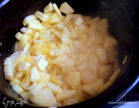 Желатин замочить в 130 мл воды. Яблоки нарезать кубиками, добавить 4 ст. л. сахара и 120 мл воды и сварить до мягкости.