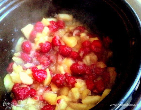 Добавить к яблоками замороженную малину и тушить еще 5 минут.
