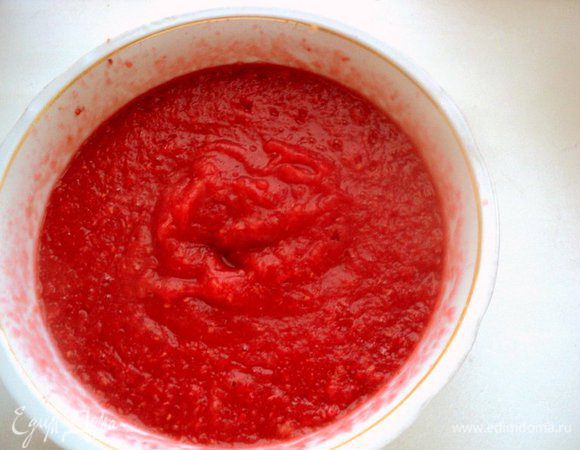 Снять фруктово-ягодную смесь с огня и измельчить блендером до состояния пюре. Добавить набухший желатин, размешать до его растворения. Охладить смесь до комнатной температуры.