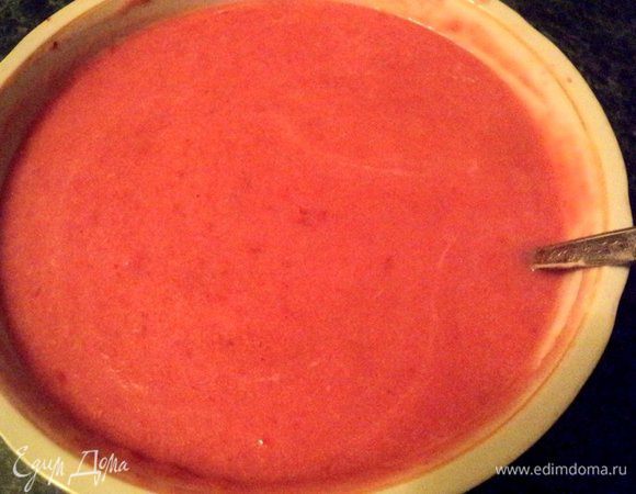 Взбить все сливки (400 мл) с сахаром до устойчивых пиков. Половину взбитых сливок оставить для сливочного слоя, вторую половину смешать в несколько приемов с охлажденной фруктово-ягодной смесью.