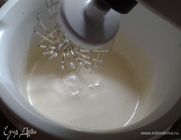 Во взбитые яйца влить кефир, перемешать миксером.