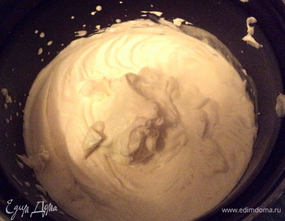 Подготовить желатин для сливочного суфле, как указано выше. Добавить к оставшимся сливкам ванильный сахар и влить тонкой струйкой распущенный на водяной бане желатин, взбивая сливки миксером.